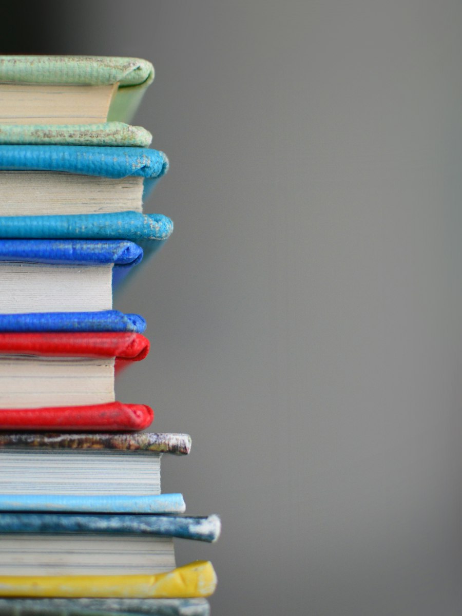 أدوات مكتبية وملفات رقمية على مكتب
